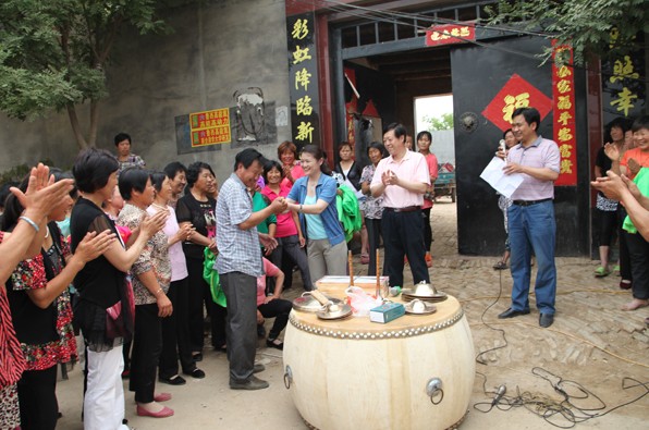 欢天喜地扭起来华北制药工会为塔东村村民送去秧歌服