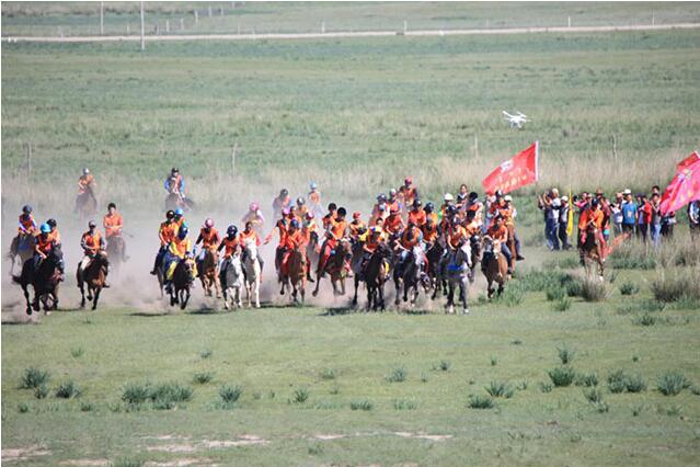 中华民族大赛马在白音锡勒草原上开战